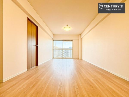 ���r���O �傫�ȑ����炽���Ղ�̗z���������閾�邢���r���O�B�J�����̂��郊�r���O�ŉƑ��c���̂��났�̎��Ԃ��߂����܂��B