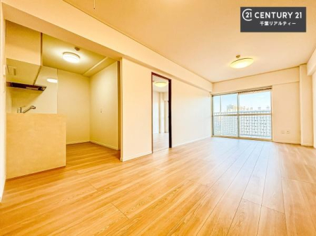 ���r���O �傫�ȑ����炽���Ղ�̗z���������閾�邢���r���O�B�J�����̂��郊�r���O�ŉƑ��c���̂��났�̎��Ԃ��߂����܂��B