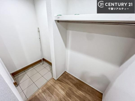 ���[ �t�@�~���[�N���[�N��������Z�܂��́A���[�͂Ɖ��K�������˔������ґ�ȋ�Ԑ݌v�B�ߗނ�o�b�O�A�G�ߕ��܂łЂƂ܂Ƃ߂ɂł��A���X�̐������ڂ������ƃX�}�[�g�ɁI