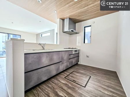 �L�b�`�� ��l�C�̑Ζʎ��V�X�e���L�b�`�����̗p���Ă��܂��I���Ƒ��̃R�~���j�P�[�V���������R�Ƒ�����݌v�ł��B
���q�l�ɂ��ڂ��͂��̂Ŋ������ł��ˁI�L�X�g���ĉ��K�ō�Ƃ��i�݂܂��B