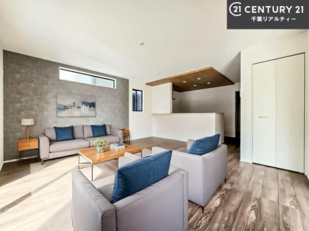 ���r���O �Ƌ��CG�p�[�X�ł��B�J�����̂���L�XLDK�I�\�t�@�[��_�C�j���O�e�[�u����u���Ă������ɂȂ�Ȃ��̂ŉ��K�ɉ߂����܂��I�R�~���j�P�[�V���������₷�����r���O�ł��I