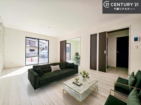 ���r���O �Ƌ��CG�p�[�X�ł��B��؂ȉƑ����W�܂邩�炱��LDK�ɂ͂�����肽���B
�q�����������C�ɏ΂��Ȃ��瑖�����Ă���p�����������u�L���Ƃɂ��ėǂ������v�Ǝv���u�Ԃł��B