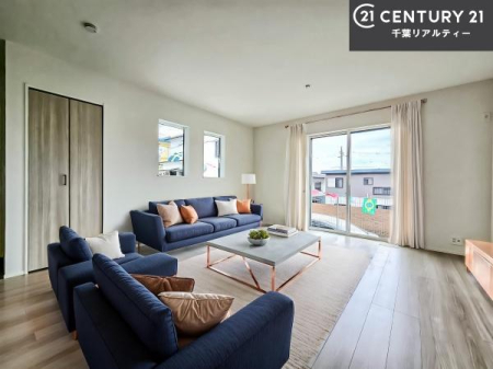 ���r���O �Ƌ��CG�p�[�X�ł��B�J�����̂���L�XLDK�I�\�t�@�[��_�C�j���O�e�[�u����u���Ă������ɂȂ�Ȃ��̂ŉ��K�ɉ߂����܂��I�R�~���j�P�[�V���������₷�����r���O�ł��I