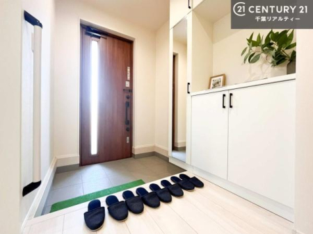 ���� �V���[�Y�{�b�N�X�t���B���ւ��Еt�����|�������₷���ł��I
�X�b�L���������ւŌ˂��J�����u�ԁA�������̂���S�n������Ԃ��o�}���Ă���܂��B