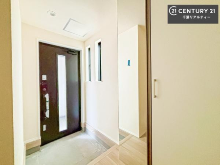 ���� ���ւ̃V���[�Y�{�b�N�X�́A���[�͗ǍD�ŌC���������萮���ł��邾���łȂ��A�㕔������I�Ƃ��Ċ��p�\�B���C�ɓ���̏�����O���[����u���΁A���q���}���邨�����ȋ�ԂɎd�オ��܂��I