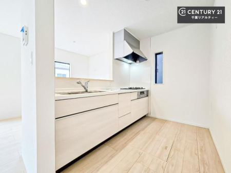 �L�b�`�� ��Ƃ肠�钲���X�y�[�X�ō�Ƃ����₷�����K�ȃL�b�`���ł��I
���q�l�ƈꏏ�ɂ��َq������y���߂�L�X�X�y�[�X�ł��B�y�����������ԂɂȂ肻���ł��ˁI