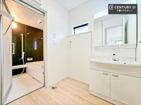 ���ʑ�E���ʏ� �O�ʋ��d�l�̐��ʏ��́A�g�����Ȃ݂����₷������I���͎��[�ɂȂ��Ă��܂��B�h���C���[�₨���ϓ����Еt������̂Ő��ʑ������X�b�L���ƌ����邱�Ƃ��o���܂��I�����t���Ŋ��C����������ł��܂��I