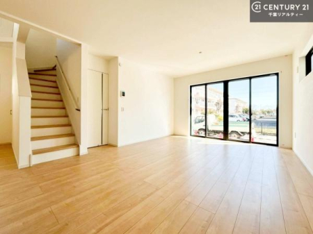 ���r���O ���r���O�K�i���̗p���邱�ƂŁA�Ƒ������R�Ɗ�����킹�铮���݌v�B
�O�o��A��̍ۂɕK�����r���O��ʂ邽�߁A�R�~���j�P�[�V���������܂�₷���A�Ƒ��̋C�z�������Ȃ����点�܂��B