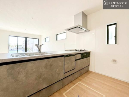 �L�b�`�� ��l�C�̑Ζʎ��V�X�e���L�b�`�����̗p���Ă��܂��I���Ƒ��̃R�~���j�P�[�V���������R�Ƒ�����݌v�ł��B
���q�l�ɂ��ڂ��͂��̂Ŋ������ł��ˁI�L�X�g���ĉ��K�ō�Ƃ��i�݂܂��B