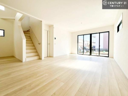 ���r���O ���r���O�K�i���̗p���邱�ƂŁA�Ƒ������R�Ɗ�����킹�铮���݌v�B
�O�o��A��̍ۂɕK�����r���O��ʂ邽�߁A�R�~���j�P�[�V���������܂�₷���A�Ƒ��̋C�z�������Ȃ����点�܂��B