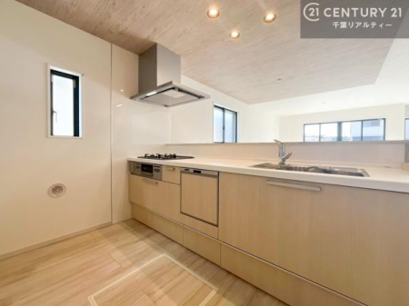 �L�b�`�� ��l�C�̑Ζʎ��V�X�e���L�b�`�����̗p���Ă��܂��I���Ƒ��̃R�~���j�P�[�V���������R�Ƒ�����݌v�ł��B
���q�l�ɂ��ڂ��͂��̂Ŋ������ł��ˁI�L�X�g���ĉ��K�ō�Ƃ��i�݂܂��B