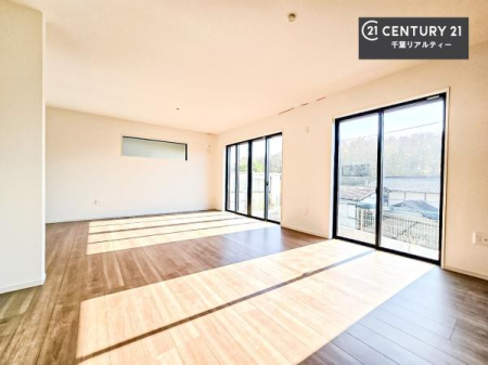 ���r���O �D�����z���܂肪���r���O����ł���ċ��S�n�̗ǂ���Ԃ����o���Ă���܂��I
���R�ƉƑ����W����b��������S�n�悢��ԁI