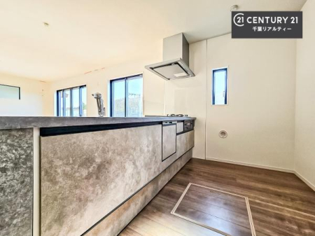 �L�b�`�� ��Ƃ肠�钲���X�y�[�X�ō�Ƃ����₷�����K�ȃL�b�`���ł��I
���q�l�ƈꏏ�ɂ��َq������y���߂�L�X�X�y�[�X�ł��B�y�����������ԂɂȂ肻���ł��ˁI