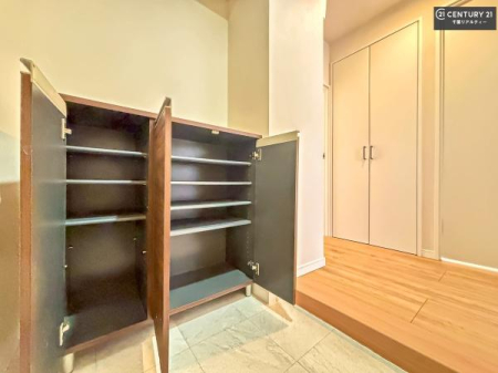 ���� �V���[�Y�{�b�N�X�t���B���ւ��Еt�����|�������₷���ł��I
�X�b�L���������ւŌ˂��J�����u�ԁA�������̂���S�n������Ԃ��o�}���Ă���܂��B