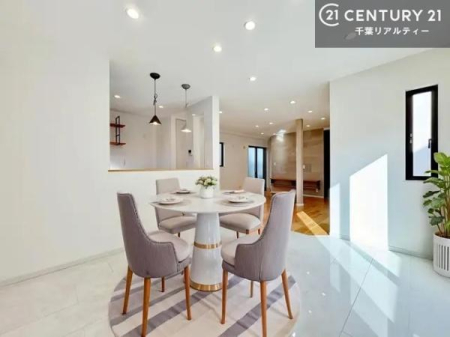 ���r���O �Ƌ��CG�p�[�X�ł��B�J�����̂���L�XLDK�I�\�t�@�[��_�C�j���O�e�[�u����u���Ă������ɂȂ�Ȃ��̂ŉ��K�ɉ߂����܂��I�R�~���j�P�[�V���������₷�����r���O�ł��I