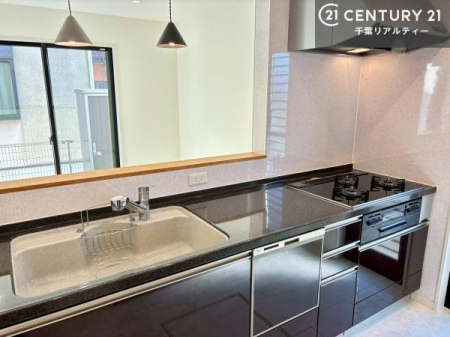 �L�b�`�� ��l�C�̑Ζʎ��V�X�e���L�b�`�����̗p���Ă��܂��I���Ƒ��̃R�~���j�P�[�V���������R�Ƒ�����݌v�ł��B
���q�l�ɂ��ڂ��͂��̂Ŋ������ł��ˁI�L�X�g���ĉ��K�ō�Ƃ��i�݂܂��B