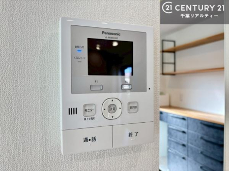 ���̑����� TV���j�^�[�t���C���^�[�z��������A�K��҂��f���Ŋm�F���Ă���Ή��ł��邽�߁A�h�Ɩʂ����S�ł��B���q�l�̂�����Ԏ��ɂ��S�����A���Ƒ��̈��S�E���S�ȕ�炵���T�|�[�g���܂��B