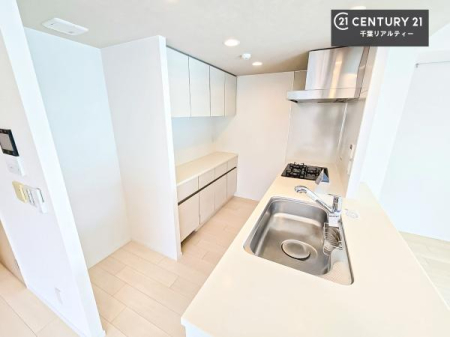 �L�b�`�� �J�b�v�{�[�h�t���̃L�b�`���ł��I
�L�b�`���͉����ƃK�`���K�`���������ł��B�d�q�����W�␆�ъ���u���܂����A��������̐H��͒I�Ɏ��[���\�ł��I