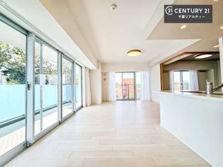 ���r���O ��؂ȉƑ����W�܂邩�炱��LDK�ɂ͂�����肽���B
�q�����������C�ɏ΂��Ȃ��瑖�����Ă���p�����������u�L���Ƃɂ��ėǂ������v�Ǝv���u�Ԃł��B