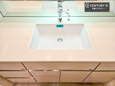 ���ʑ�E���ʏ� �X�^�C���b�V���ȃf�U�C���̐��ʑ���̗p�B�������ꂽ��Ԃ��A���̏�����A���̎��Ԃ����㎿�Ȃ��̂ɉ��o���܂��B