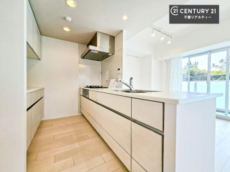 �L�b�`�� ��l�C�̑Ζʎ��V�X�e���L�b�`�����̗p���Ă��܂��I���Ƒ��̃R�~���j�P�[�V���������R�Ƒ�����݌v�ł��B
���q�l�ɂ��ڂ��͂��̂Ŋ������ł��ˁI�L�X�g���ĉ��K�ō�Ƃ��i�݂܂��B