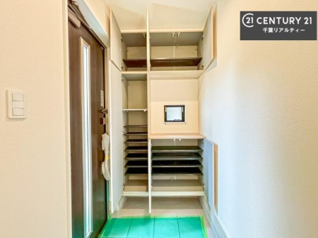 ���� �V���[�Y�{�b�N�X�t���B���ւ��Еt�����|�������₷���ł��I
�X�b�L���������ւŌ˂��J�����u�ԁA�������̂���S�n������Ԃ��o�}���Ă���܂��B