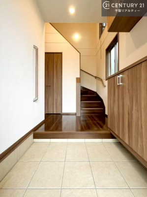 ���� �V���[�Y�{�b�N�X�t���Ȃ̂ŁA���ւ��Еt�����|�������₷���ł��I
�X�b�L���������ւŌ˂��J�����u�ԁA�������̂���S�n������Ԃ��o�}���Ă���܂��B
