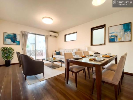 ���r���O ��؂ȉƑ����W�܂邩�炱��LDK�ɂ͂�����肽���B
�q�����������C�ɏ΂��Ȃ��瑖�����Ă���p�����������u�L���Ƃɂ��ėǂ������v�Ǝv���u�Ԃł��B