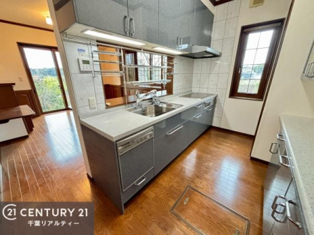 �L�b�`�� ��Ƃ肠�钲���X�y�[�X�ō�Ƃ����₷�����K�ȃL�b�`���ł��I
���q�l�ƈꏏ�ɂ��َq������y���߂�L�X�X�y�[�X�ł��B�y�����������ԂɂȂ肻���ł��ˁI