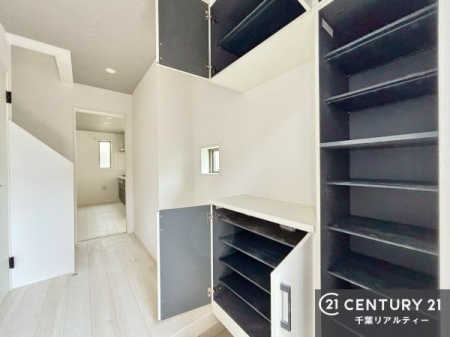 ���� �V���[�Y�{�b�N�X�t���B���ւ��Еt�����|�������₷���ł��I
�X�b�L���������ւŌ˂��J�����u�ԁA�������̂���S�n������Ԃ��o�}���Ă���܂��B
