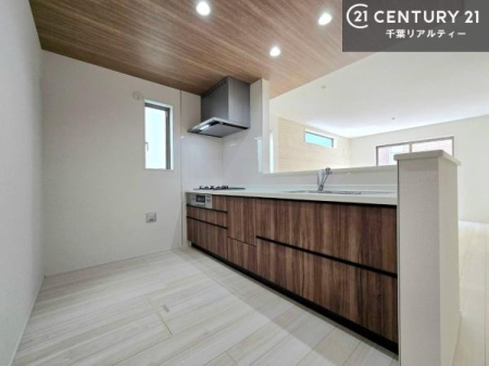 �L�b�`�� ��Ƃ肠�钲���X�y�[�X�ō�Ƃ����₷�����K�ȃL�b�`���ł��I
���q�l�ƈꏏ�ɂ��َq������y���߂�L�X�X�y�[�X�ł��B�y�����������ԂɂȂ肻���ł��ˁI