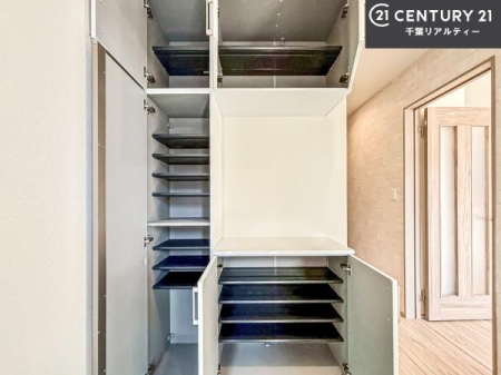 ���� �V���[�Y�{�b�N�X�t���Ȃ̂ŁA���ւ��Еt�����|�������₷���ł��I
�X�b�L���������ւŌ˂��J�����u�ԁA�������̂���S�n������Ԃ��o�}���Ă���܂��B