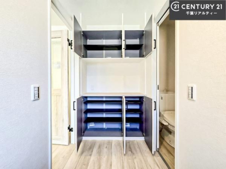 ���� �V���[�Y�{�b�N�X�t���B���ւ��Еt�����|�������₷���ł��I
�X�b�L���������ւŌ˂��J�����u�ԁA�������̂���S�n������Ԃ��o�}���Ă���܂��B