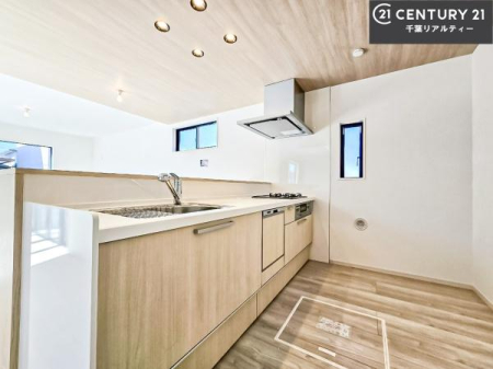 �L�b�`�� ��l�C�̑Ζʎ��V�X�e���L�b�`�����̗p���Ă��܂��I���Ƒ��̃R�~���j�P�[�V���������R�Ƒ�����݌v�ł��B
���q�l�ɂ��ڂ��͂��̂Ŋ������ł��ˁI�L�X�g���ĉ��K�ō�Ƃ��i�݂܂��B