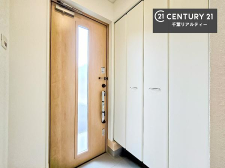 ���� �V���[�Y�{�b�N�X�t���B���ւ��Еt�����|�������₷���ł��I
�X�b�L���������ւŌ˂��J�����u�ԁA�������̂���S�n������Ԃ��o�}���Ă���܂��B