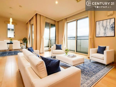 ���r���O �Ƌ��CG�p�[�X�ł��B�S�n�ǂ����r���O�͉Ƒ������R�ƏW�܂�܂��B�Ƒ��c�R�̎��Ԃ����������ł��B���Ƒ��ƁA����w�[���������Ԃ��߂��������ł��ˁB���邭�J���I�ȋ�Ԃł��B