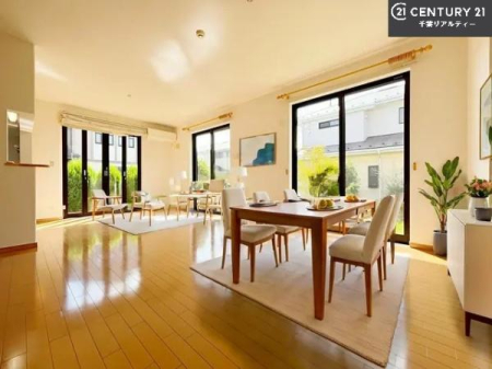 ���r���O �Ƌ��CG�p�[�X�ł��B�J�����̂���L�XLDK�I�\�t�@�[��_�C�j���O�e�[�u����u���Ă������ɂȂ�Ȃ��̂ŉ��K�ɉ߂����܂��I�R�~���j�P�[�V���������₷�����r���O�ł��I