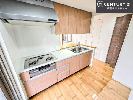 �L�b�`�� ��Ƃ肠�钲���X�y�[�X�ō�Ƃ����₷�����K�ȃL�b�`���ł��I
���q�l�ƈꏏ�ɂ��َq������y���߂�L�X�X�y�[�X�ł��B�y�����������ԂɂȂ肻���ł��ˁI