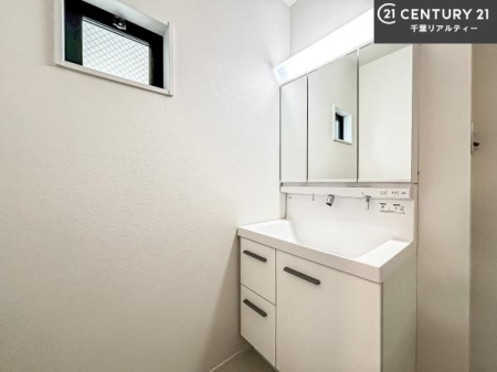 ���ʑ�E���ʏ� �O�ʋ��d�l�̐��ʏ��́A�g�����Ȃ݂����₷������I���͎��[�ɂȂ��Ă��܂��B�h���C���[�₨���ϓ����Еt������̂Ő��ʑ������X�b�L���ƌ����邱�Ƃ��o���܂��I