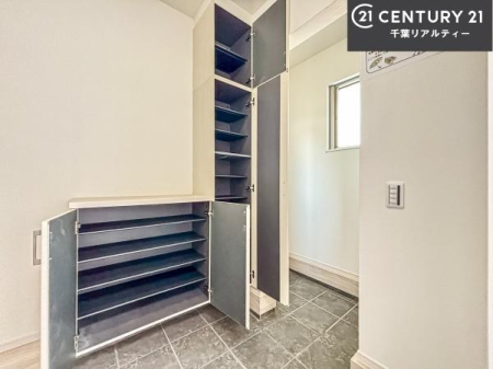 ���� �V���[�Y�{�b�N�X�t���B���ւ��Еt�����|�������₷���ł��I
�X�b�L���������ւŌ˂��J�����u�ԁA�������̂���S�n������Ԃ��o�}���Ă���܂��B