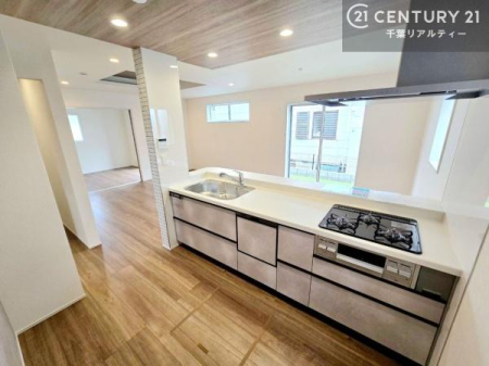 �L�b�`�� ��l�C�̑Ζʎ��V�X�e���L�b�`�����̗p���Ă��܂��I���Ƒ��̃R�~���j�P�[�V���������R�Ƒ�����݌v�ł��B
���q�l�ɂ��ڂ��͂��̂Ŋ������ł��ˁI�L�X�g���ĉ��K�ō�Ƃ��i�݂܂��B