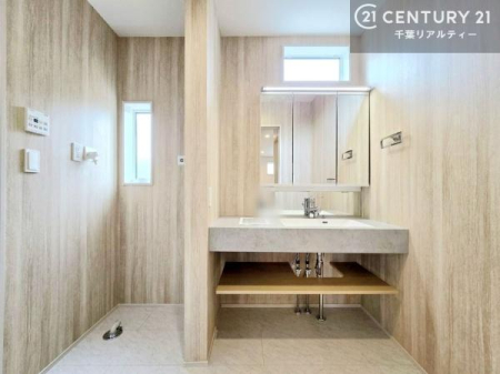 ���ʑ�E���ʏ� �X�^�C���b�V���ȃf�U�C���̐��ʑ���̗p�B�������ꂽ��Ԃ��A���̏�����A���̎��Ԃ����㎿�Ȃ��̂ɉ��o���܂��B