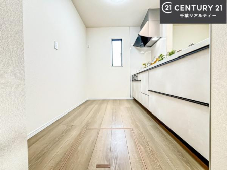 �L�b�`�� ��Ƃ肠�钲���X�y�[�X�ō�Ƃ����₷�����K�ȃL�b�`���ł��I
���q�l�ƈꏏ�ɂ��َq������y���߂�L�X�X�y�[�X�ł��B�y�����������ԂɂȂ肻���ł��ˁI