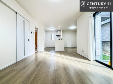 ���r���O ��؂ȉƑ����W�܂邩�炱��LDK�ɂ͂�����肽���B
�q�����������C�ɏ΂��Ȃ��瑖�����Ă���p�����������u�L���Ƃɂ��ėǂ������v�Ǝv���u�Ԃł��B