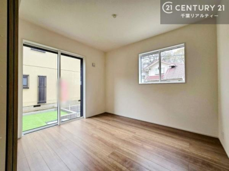 �m�� ���r���O�ɗאڂ����m���́A�J�������LDK�ƂȂ���J���I�ȋ�ԂɁB
���q�l�̗V�я�⃏�[�N�X�y�[�X�A�q�ԂȂǑ��ړI�Ɋ��p�ł���֗��Ȃ������ł��B