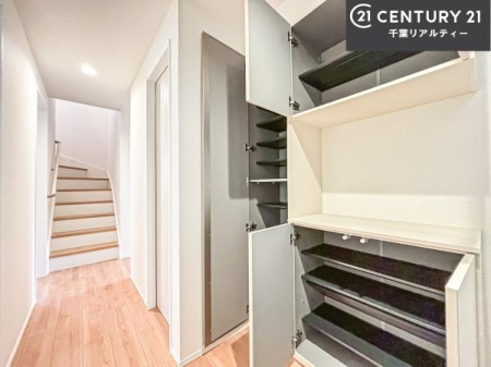 ���� �V���[�Y�{�b�N�X�t���B���ւ��Еt�����|�������₷���ł��I
�X�b�L���������ւŌ˂��J�����u�ԁA�������̂���S�n������Ԃ��o�}���Ă���܂��B