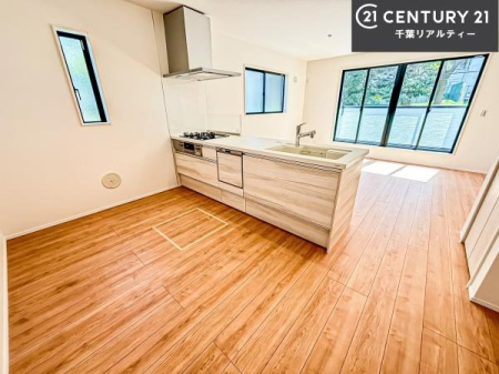 �L�b�`�� ��l�C�̑Ζʎ��V�X�e���L�b�`�����̗p���Ă��܂��I���Ƒ��̃R�~���j�P�[�V���������R�Ƒ�����݌v�ł��B
���q�l�ɂ��ڂ��͂��̂Ŋ������ł��ˁI�L�X�g���ĉ��K�ō�Ƃ��i�݂܂��B