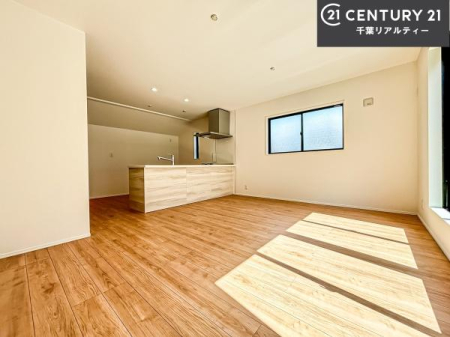 ���r���O ��؂ȉƑ����W�܂邩�炱��LDK�ɂ͂�����肽���B
�q�����������C�ɏ΂��Ȃ��瑖�����Ă���p�����������u�L���Ƃɂ��ėǂ������v�Ǝv���u�Ԃł��B