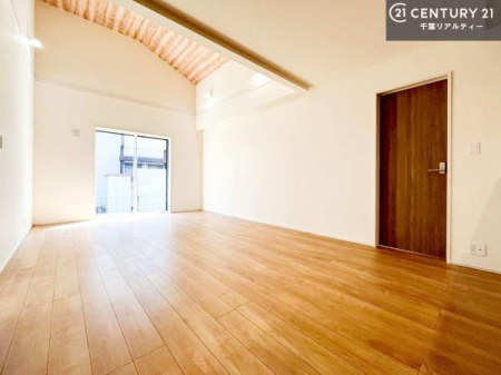 ���r���O �S�n�ǂ����r���O�͉Ƒ������R�ƏW�܂�܂��B�Ƒ��c�R�̎��Ԃ����������ł��B���Ƒ��ƁA����w�[���������Ԃ��߂��������ł��ˁB���邭�J���I�ȋ�Ԃł��B