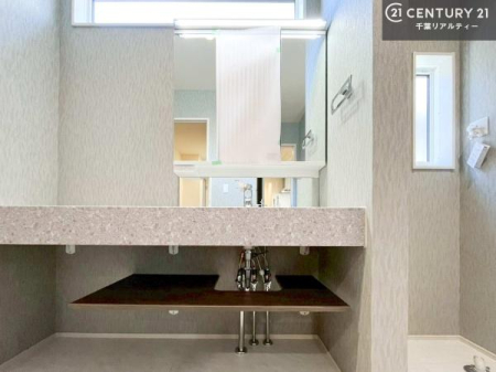 ���ʑ�E���ʏ� �t���b�g�^�C�v�̐��ʑ���̗p�B
��������Ƃ����f�U�C���ŁA���ʋ�Ԃ��������ɉ��o���܂��B